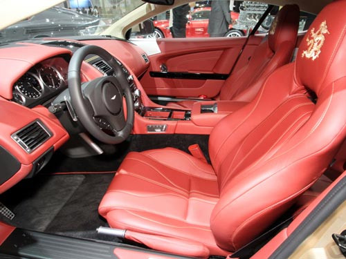 Bên ngoài của xe là một logo bằng vàng 24k ở mũi xe. Bảng điều khiển trong cabin màu đen. Ghế ngồi với phần tựa đầu thêu hình rồng màu vàng, một số chi tiết nhấn nhá bằng vàng làm nổi bật nội thất xe. Bên ngoài của xe là một logo bằng vàng 24k ở mũi xe. Bảng điều khiển trong cabin màu đen. Ghế ngồi với phần tựa đầu thêu hình rồng màu vàng, một số chi tiết nhấn nhá bằng vàng làm nổi bật nội thất xe.