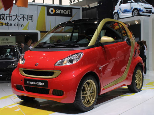 Cũng với lý do để chào mừng năm Nhâm Thìn, Smart đã ra mẫu xe Fortwo phiên bản Rồng này. Đặc biệt Rồng bé nhỏ lại không có giới hạn về số lượng xuất xưởng, xe luôn có sẵn và không cần đặt hàng. Theo đại diện hãng Smart cho biết, Smart Fortwo Dragon limited sẽ bán rộng dãi trên các đại lý toàn Trung Quốc cho đến hết tháng 1 năm 2013. Cũng với lý do để chào mừng năm Nhâm Thìn, Smart đã ra mẫu xe Fortwo phiên bản Rồng này. Đặc biệt Rồng bé nhỏ lại không có giới hạn về số lượng xuất xưởng, xe luôn có sẵn và không cần đặt hàng. Theo đại diện hãng Smart cho biết, Smart Fortwo Dragon limited sẽ bán rộng dãi trên các đại lý toàn Trung Quốc cho đến hết tháng 1 năm 2013.