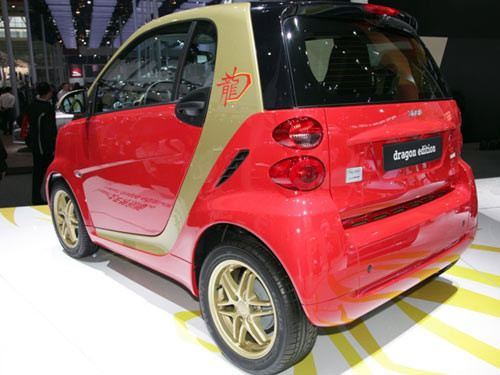 Chiếc Fortwo Dragon Edition sử dụng công nghệ sơn hợp kim đặc biệt đỏ pha lẫn vàng và được thiết kế kiểu rồng cổ xưa theo phong cách Trung Quốc. Chiếc Fortwo Dragon Edition sử dụng công nghệ sơn hợp kim đặc biệt đỏ pha lẫn vàng và được thiết kế kiểu rồng cổ xưa theo phong cách Trung Quốc.