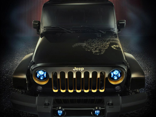 Jeep Wrangler Dragon Concept là một trong những phiên bản offroad đặc biệt được thiết kế với nhiều chi tiết bằng vàng. Đây là thành quả mà hãng chuyên sản xuất xe địa hình Mỹ Jeep và từng được mang tới triển lãm ôtô Bắc Kinh, Trung Quốc. Xe màu đen với một số chi tiết mạ vàng như lưới tản nhiệt. Hình rồng uốn lượn từ sườn trái kéo dài lên nắp ca-pô. Vành xe hợp kim nhôm 18 inch với bộ lốp off-road 35 inch. Jeep Wrangler Dragon Concept là một trong những phiên bản offroad đặc biệt được thiết kế với nhiều chi tiết bằng vàng. Đây là thành quả mà hãng chuyên sản xuất xe địa hình Mỹ Jeep và từng được mang tới triển lãm ôtô Bắc Kinh, Trung Quốc. Xe màu đen với một số chi tiết mạ vàng như lưới tản nhiệt. Hình rồng uốn lượn từ sườn trái kéo dài lên nắp ca-pô. Vành xe hợp kim nhôm 18 inch với bộ lốp off-road 35 inch.