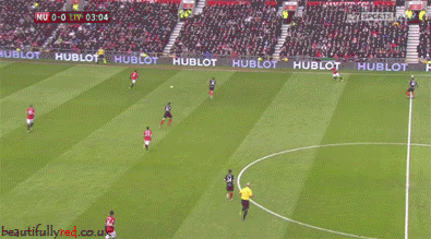 Phút thứ 4 trận đại chiến M.U - Liverpool, hậu vệ Patrice Evra có pha phối hợp 1 chạm khá nhanh với Shinji Kagawa, dễ dàng biến đội trưởng Gerrard của Liverpool thành gã hề trước khi chuyền bóng kỹ thuật cho Kagawa băng lên bên cánh trái. Phút thứ 4 trận đại chiến M.U - Liverpool, hậu vệ Patrice Evra có pha phối hợp 1 chạm khá nhanh với Shinji Kagawa, dễ dàng biến đội trưởng Gerrard của Liverpool thành gã hề trước khi chuyền bóng kỹ thuật cho Kagawa băng lên bên cánh trái.