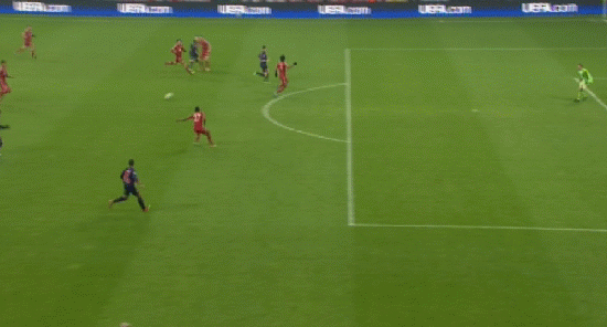 Niềm tin của người hâm mộ Pháo thủ đến ngay ở phút thứ 3 khi Arsenal có tình huống tấn công mẫu mực, Walcott có đường căng ngang chuẩn xác cho Giroud băng vào đệm bóng tung lưới Neuer.