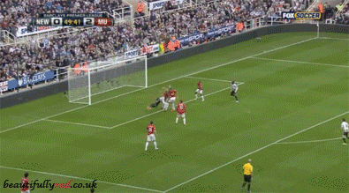 Sát thủ Cisse cũng không thể thắng được De Gea dù đánh đầu ở cự ly chỉ khoảng 3m .