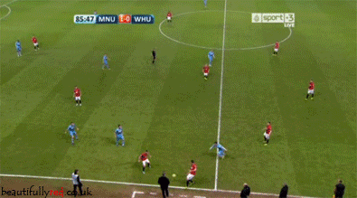 Phút 87, Buttner chuyền bóng ngược chuẩn từng centimet cho Rooney, sau đó tiền đạo mang áo số 10 đánh đầu ngược lại cho Giggs và lão tướng này phất một đường chuyền chuẩn xác lên cho Chicharito, chỉ tiếc rằng tiền đạo người Mexico lại rơi vào tư thế việt vị.