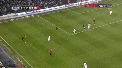 Phút 29 trận đấu giữa Tottenham và M.U, sau khi có được bàn thắng dẫn trước nhờ công của Van Persie, các cầu thủ đội khách tự tin cầm bóng và tổ chức đường tấn công hết sức đẹp mắt, những pha ban bật rất ăn ý giữa Carrick, Kagawa và Van Persie. Phút 29 trận đấu giữa Tottenham và M.U, sau khi có được bàn thắng dẫn trước nhờ công của Van Persie, các cầu thủ đội khách tự tin cầm bóng và tổ chức đường tấn công hết sức đẹp mắt, những pha ban bật rất ăn ý giữa Carrick, Kagawa và Van Persie.