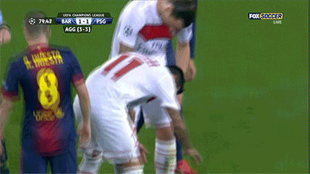Và khi Ibra và Lavezzi đến hỏi thăm và định kéo Alba dậy thì cầu thủ của Barca bất ngờ ngồi bật dậy phản ứng?! Và khi Ibra và Lavezzi đến hỏi thăm và định kéo Alba dậy thì cầu thủ của Barca bất ngờ ngồi bật dậy phản ứng?!