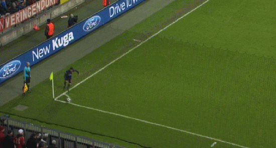 Ở thế cùng đường và phải ghi ít nhất 2 bàn thắng nữa mới có thể hy vọng đi tiếp nhưng Pháo thủ đã phần nào căng cứng trong rất nhiều tình huống xử lý bóng. Kịch tính trận đấu được đẩy lên ở phút 85 khi trung vệ Koscielny đánh đầu hạ gục Neuer từ quả đá phạt góc bên cánh trái.