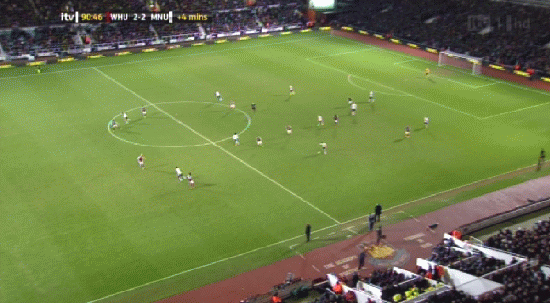 Phút 90+1 trận đấu giữa West Ham và Man United ở vòng 3 Cup FA, tưởng như trận đấu sẽ kết thúc với phần thắng nghiêng về chủ nhà thì Van Persie lại đóng vai người hùng cho Quỷ đỏ. Tiền đạo người Hà Lan đón đường chuyền dài của lão tướng Giggs và dứt điểm gọn gàng bằng chân phải quân bình tỉ số cho đội khách. Phút 90+1 trận đấu giữa West Ham và Man United ở vòng 3 Cup FA, tưởng như trận đấu sẽ kết thúc với phần thắng nghiêng về chủ nhà thì Van Persie lại đóng vai người hùng cho Quỷ đỏ. Tiền đạo người Hà Lan đón đường chuyền dài của lão tướng Giggs và dứt điểm gọn gàng bằng chân phải quân bình tỉ số cho đội khách.