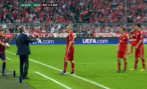 Tình huống diễn ra ở phút thứ 88 trận đấu, dù chỉ phải nhận thẻ vàng từ trọng tài Viktor Kassai nhưng hậu vệ của Barca vẫn vắng mặt trong trận đấu lượt về trên sân Camp Nou do đã nhận đủ 2 thẻ vàng. Tình huống diễn ra ở phút thứ 88 trận đấu, dù chỉ phải nhận thẻ vàng từ trọng tài Viktor Kassai nhưng hậu vệ của Barca vẫn vắng mặt trong trận đấu lượt về trên sân Camp Nou do đã nhận đủ 2 thẻ vàng.