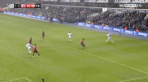 Từ một cú đấm bóng thiếu uy lực của De Gea trong trận đấu với Tottenham khiến M.U phải trả giá bằng 1 trận hòa. Sau trận đấu trên, xuất hiện rất nhiều tin đồn rằng thủ thành người Tây Ban Nha này sẽ bị Sir Alex trừng phạt và có thể bị đem bán ngay kỳ chuyển nhượng này. Nhưng thực tế ở mùa giải năm nay, De Gea đã thể hiện sự trưởng thành vượt bậc...