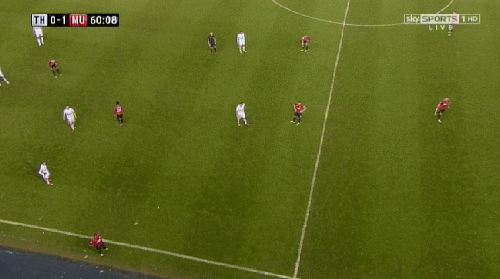 Tình huống diễn ra ở phút thứ 60 trận đại chiến trên sân White Hart Lane, dù bị ném khá nhiều tuyết vào người nhưng hậu vệ người Pháp vẫn tỏ ra rất vui vẻ... Tình huống diễn ra ở phút thứ 60 trận đại chiến trên sân White Hart Lane, dù bị ném khá nhiều tuyết vào người nhưng hậu vệ người Pháp vẫn tỏ ra rất vui vẻ...