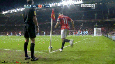 Từ một quả phạt góc chủ nhà M.U được hưởng ở phút 29, lão tướng Giggs có pha phối hợp như đá tập với Nani và Valencia, rất tiếc cú đá cuối cùng của Nani không lại bị cầu thủ phòng ngự của West Ham chặn lại, nếu không đó đã là một tuyệt phẩm.