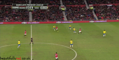 Phút thứ 31 trận đấu giữa Man United và Southampton, nhận bóng từ Anderson, Rooney chuyền bóng một chạm cực nhanh cho Kagawa băng xuống, tiền vệ người Nhật Bản xoay người rồi chuyền bóng thông minh cho Van Persie, chỉ tiếc rằng cú sút khá mạnh của Percy lại đi vọt xà. Phút thứ 31 trận đấu giữa Man United và Southampton, nhận bóng từ Anderson, Rooney chuyền bóng một chạm cực nhanh cho Kagawa băng xuống, tiền vệ người Nhật Bản xoay người rồi chuyền bóng thông minh cho Van Persie, chỉ tiếc rằng cú sút khá mạnh của Percy lại đi vọt xà.