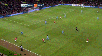 Một mình lão tướng Ryan Giggs đi bóng giữa vòng vây của 4 cầu thủ West Ham. Ở cái tuổi xấp xỉ 40, ít ai nghĩ Giggs lại có được những pha solo như thế này.