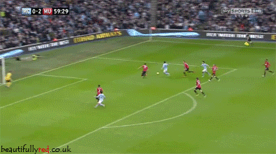 2 cú sút liên tiếp của Carlos Tevez và David Silva trong trận derby Manchester cũng không qua nổi đôi tay của De Gea...