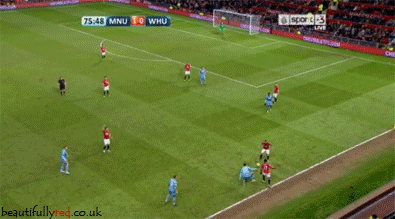 Phút 76, hậu vệ người Hà Lan Alex Buttner cũng có pha xoay người qua bóng khá điệu nghệ kiểu của Zidane...