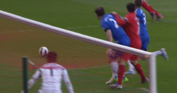 Tình huống xảy ra ở phút thứ 74, khi không thể tranh chấp với Ivanovic, Suarez đã cắn vào tay trung vệ của Chelsea... Tình huống xảy ra ở phút thứ 74, khi không thể tranh chấp với Ivanovic, Suarez đã cắn vào tay trung vệ của Chelsea...