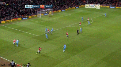 Phút 70, nhận đường chuyền của Carrick, Chicharito làm động tác giả, xoay người, dễ dàng lừa được một cầu thủ West Ham, nhưng chỉ tiếc rằng tiền đạo người Mexico không thể nhận được đường chuyền tinh tế của Rooney...