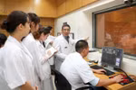 Chênh lệch điểm chuẩn nhóm ngành Kỹ thuật y học giữa trường công lập và tư thục khu vực miền Bắc
