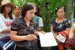 Chỉ trả lương 1,2 triệu đồng mỗi tháng mà họ gọi là thương chúng tôi sao? Chỉ trả lương 1,2 triệu đồng mỗi tháng mà họ gọi là thương chúng tôi sao?