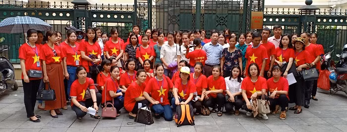 Giáo viên hợp đồng 3 huyện và thị xã Sơn Tây xuống Hà Nội để kêu cứu (Ảnh: Vũ Ninh)