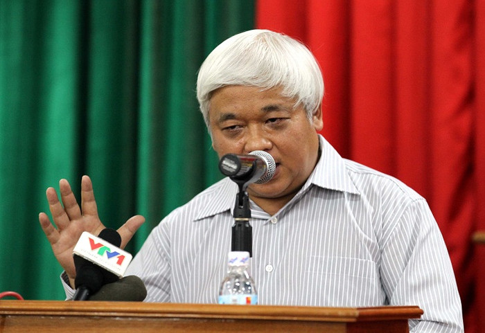 Bầu Kiên đã "cướp diễn đàn" tại buổi tổng kết mùa bóng 2011 để nói lên những yếu kém của BĐVN Bầu Kiên đã "cướp diễn đàn" tại buổi tổng kết mùa bóng 2011 để nói lên những yếu kém của BĐVN