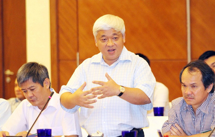 Bầu Kiên tuyên bố VPF sẽ đàm phán lại hợp đồng bản quyền truyền hình với AVG. Bầu Kiên tuyên bố VPF sẽ đàm phán lại hợp đồng bản quyền truyền hình với AVG.