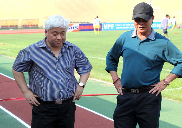 Bầu Kiên và HLV Nguyễn Thành Vinh khi ông Vinh 'Nghệ' còn được trọng dụng.(ảnh VSI) Bầu Kiên và HLV Nguyễn Thành Vinh khi ông Vinh 'Nghệ' còn được trọng dụng.(ảnh VSI)