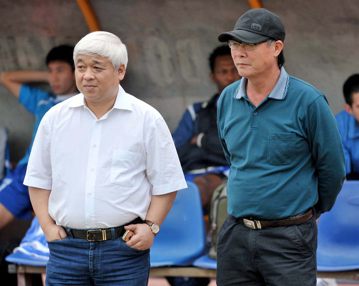 Bầu Kiên và HLV Nguyễn Thành Vinh khi ông Vinh 'Nghệ' còn được trọng dụng.(ảnh VSI) Bầu Kiên và HLV Nguyễn Thành Vinh khi ông Vinh 'Nghệ' còn được trọng dụng.(ảnh VSI)