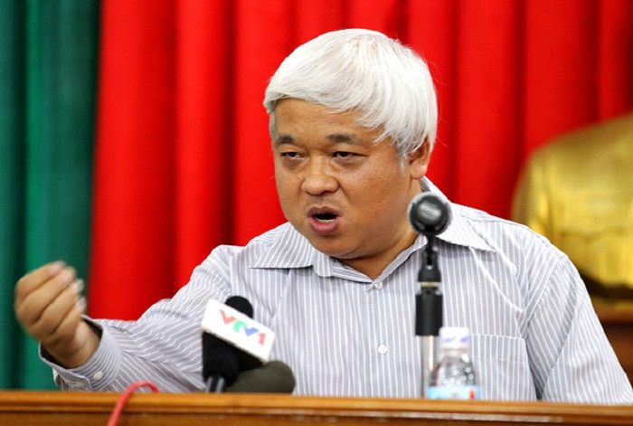 Bầu Kiên đã "cướp diễn đàn" tại buổi tổng kết mùa bóng 2011 để nói lên những yếu kém của BĐVN Bầu Kiên đã "cướp diễn đàn" tại buổi tổng kết mùa bóng 2011 để nói lên những yếu kém của BĐVN