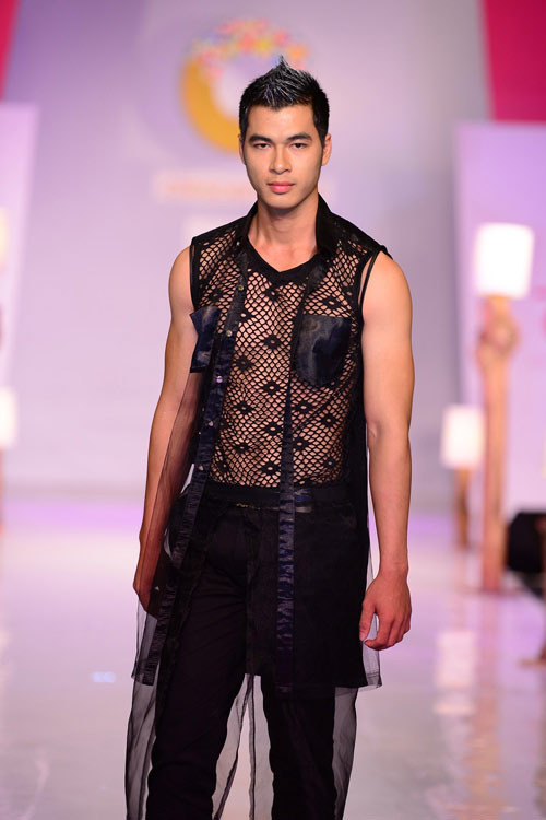 Mai Quốc Toàn khoe cơ bắp với kiểu áo lưới Mai Quốc Toàn khoe cơ bắp với kiểu áo lưới