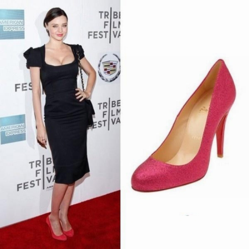 Mirandar Kerr cũng là "tín đồ" của những đôi giày đế đỏ.