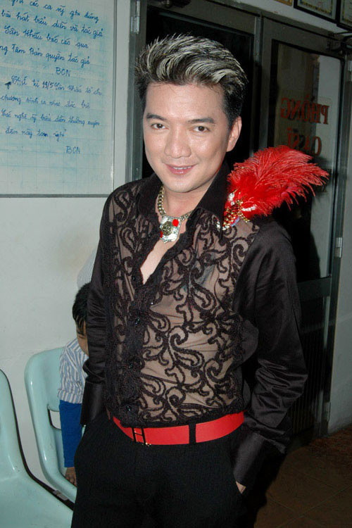 Đàm Vĩnh Hưng hâm nóng tên tuổi với áo hoa mỏng tang? Đàm Vĩnh Hưng hâm nóng tên tuổi với áo hoa mỏng tang?