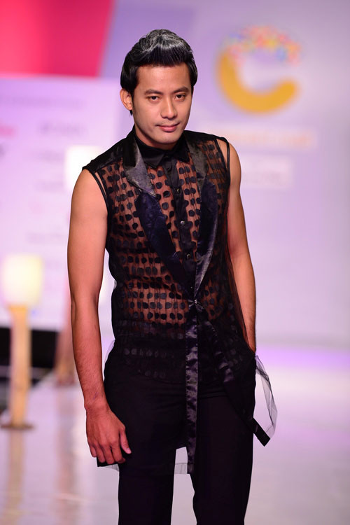 Dàn mẫu nam trình diễn BST xuyên thấu trên sàn catwalk tuần lễ thời trang thu đông vừa diễn ra tại TP. HCM Dàn mẫu nam trình diễn BST xuyên thấu trên sàn catwalk tuần lễ thời trang thu đông vừa diễn ra tại TP. HCM