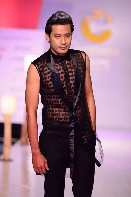 Dàn mẫu nam trình diễn BST xuyên thấu trên sàn catwalk tuần lễ thời trang thu đông vừa diễn ra tại TP. HCM