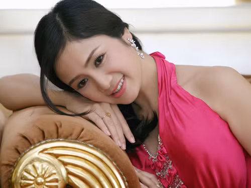 Vẻ mặn mà quyến rũ của Thu Hà dường như càng ngày càng tăng lên. Những truân truyên trong đời tư dường như không thể ảnh hưởng đến nhan sắc của chị.