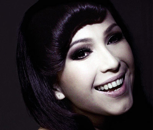 Diễm My (1962) Có lẽ Diễm My là người đẹp mà showbiz không thể lãng quên, ở tuổi 50 chị vẫn tích cực có mặt trong các sự kiện lớn nhỏ của làng giải trí. Ngày càng mặn mà, hấp dẫn, "đàn em" không ít người cố gặng hỏi cho kỳ được bí quyết giữ sắc đẹp của chị. Có lẽ tình yêu và hạnh phúc gia đình là thứ men say giúp nhan sắc Diễm My không hề phai nhạt.