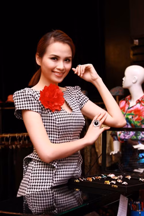 Bộ váy răng cưa này được nhà thiết kế lựa chọn cho Diễm Hương mặc trong những ngày diễn ra cuộc thi Hoa hậu Hoàn vũ 2012 Bộ váy răng cưa này được nhà thiết kế lựa chọn cho Diễm Hương mặc trong những ngày diễn ra cuộc thi Hoa hậu Hoàn vũ 2012