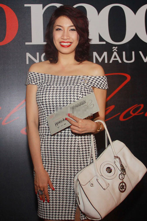 Váy họa tiết răng cưa giúp Pha Lê trông thật bắt mắt Váy họa tiết răng cưa giúp Pha Lê trông thật bắt mắt