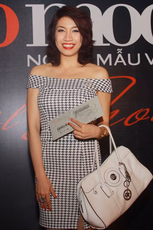 Váy họa tiết răng cưa giúp Pha Lê trông thật bắt mắt Váy họa tiết răng cưa giúp Pha Lê trông thật bắt mắt