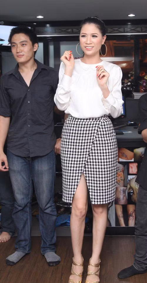 Sao Việt cũng đang dần bắt sóng được với xu hướng hot này. Mặc dù chưa thực sự phổ biến như họa tiết hoa hay kẻ sọc nhưng sự xuất hiện của răng cưa trên bộ trang phục góp phần làm nên một hình ảnh rất thời trang và thanh lịch cho các người đẹp. Trang Trần kết hợp chiếc váy xẻ giữa tà họa tiết răng cưa với chiếc sơ mi trắng rất hài hòa. Sao Việt cũng đang dần bắt sóng được với xu hướng hot này. Mặc dù chưa thực sự phổ biến như họa tiết hoa hay kẻ sọc nhưng sự xuất hiện của răng cưa trên bộ trang phục góp phần làm nên một hình ảnh rất thời trang và thanh lịch cho các người đẹp. Trang Trần kết hợp chiếc váy xẻ giữa tà họa tiết răng cưa với chiếc sơ mi trắng rất hài hòa.