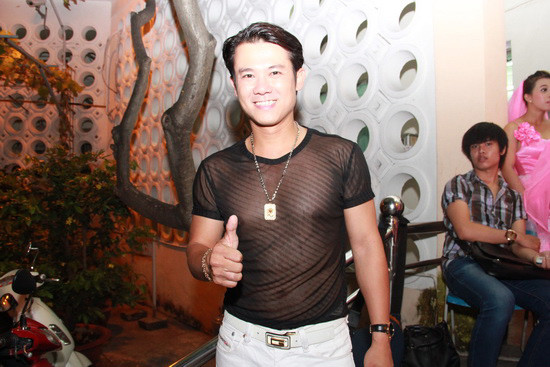 Vân Quang Long khoe cơ bắp cùng áo mỏng Vân Quang Long khoe cơ bắp cùng áo mỏng