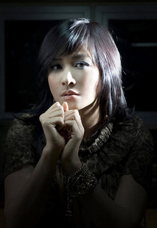 Thanh Lam (1969) Sở hữu gương mặt đầy đặn sexy, đôi gò bồng đảo nóng bỏng, Thanh Lam không chỉ cuốn hút bởi giọng hát số 1 Việt Nam, mỗi lần chị xuất hiện, dường như cả sân khấu âm nhạc lại bừng lên một sức sống mạnh mẽ khó tả. Hoa hậu Thu Thủy từng nói, cô thích nhất ánh mắt sáng ngời Thanh Lam, dường như ánh mắt sắc lẹm, quyến rũ đó ẩn chứa sự thanh xuân, năng lượng bất diệt của người đàn bà này. Vẻ đẹp cá tính của Thanh Lam cách đây gần 10 năm.