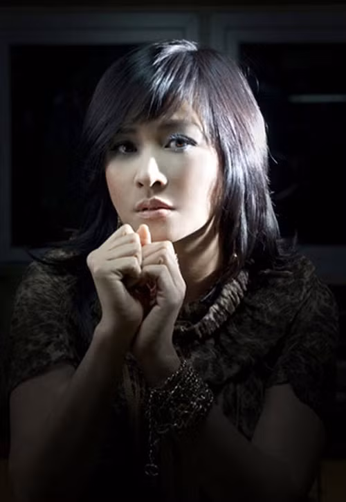 Thanh Lam (1969) Sở hữu gương mặt đầy đặn sexy, đôi gò bồng đảo nóng bỏng, Thanh Lam không chỉ cuốn hút bởi giọng hát số 1 Việt Nam, mỗi lần chị xuất hiện, dường như cả sân khấu âm nhạc lại bừng lên một sức sống mạnh mẽ khó tả. Hoa hậu Thu Thủy từng nói, cô thích nhất ánh mắt sáng ngời Thanh Lam, dường như ánh mắt sắc lẹm, quyến rũ đó ẩn chứa sự thanh xuân, năng lượng bất diệt của người đàn bà này. Vẻ đẹp cá tính của Thanh Lam cách đây gần 10 năm.