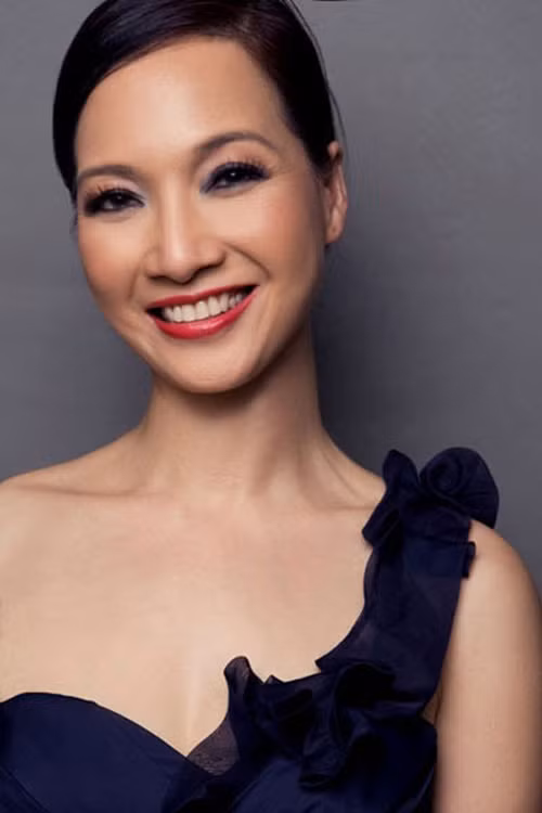 Công chúng đã từng tôn vinh chị là "người đàn bà quyến rũ nhất màn ảnh Việt". Có lẽ danh xưng đó không hề nói quá chút nào. Chiếc cổ cao quyến rũ, nụ cười duyên dáng, ánh mắt biết nói... chừng ấy thôi đã đủ làm bao người phải say đắm chị. Ở tuổi xấp xỉ 50 Lê Khanh vẫn khiến nhiều đàn em ghen tỵ.