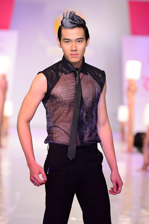 Hùng Trần và Kenvin Trần "điệu đà" áo xuyên thấu Hùng Trần và Kenvin Trần "điệu đà" áo xuyên thấu