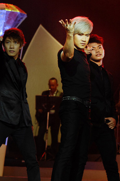 Dương Triệu Vũ đã làm thức tỉnh cả khán phòng của sân khấu nhà hát Hòa Bình (TP.HCM) vốn đang chìm đắm sau những bản tình ca lãng mạn của các danh ca hải ngoại như Đức Huy, Duy Quang, Tuấn Ngọc, “nữ hoàng sầu muộn” Thanh Tuyền, “nhạn trắng Gò Công” Phương Dung…(Theo Zing) Dương Triệu Vũ đã làm thức tỉnh cả khán phòng của sân khấu nhà hát Hòa Bình (TP.HCM) vốn đang chìm đắm sau những bản tình ca lãng mạn của các danh ca hải ngoại như Đức Huy, Duy Quang, Tuấn Ngọc, “nữ hoàng sầu muộn” Thanh Tuyền, “nhạn trắng Gò Công” Phương Dung…(Theo Zing)