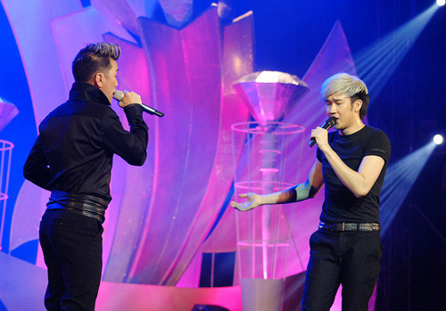 Dương Triệu Vũ khoe mái tóc bạch kim trắng và biểu diễn sôi động trong đêm nhạc thời trang "Quê hương - Giấc mơ", diễn ra tối 7/4 tại TP.HCM. Dương Triệu Vũ khoe mái tóc bạch kim trắng và biểu diễn sôi động trong đêm nhạc thời trang "Quê hương - Giấc mơ", diễn ra tối 7/4 tại TP.HCM.