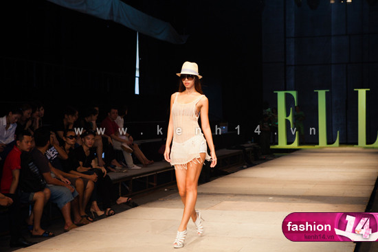 Hà Anh tự tin sải bước chên sân khấu. (Theo Kênh 14) Hà Anh tự tin sải bước chên sân khấu. (Theo Kênh 14)