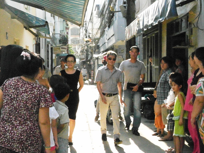 Nhiều người dân đã cố gắng chụp ảnh "ông hoàng nhạc Việt". Nhiều người dân đã cố gắng chụp ảnh "ông hoàng nhạc Việt".